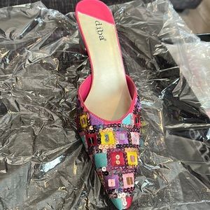 NWOT IN BOX. These beautiful babies are a size 11 Never worn.